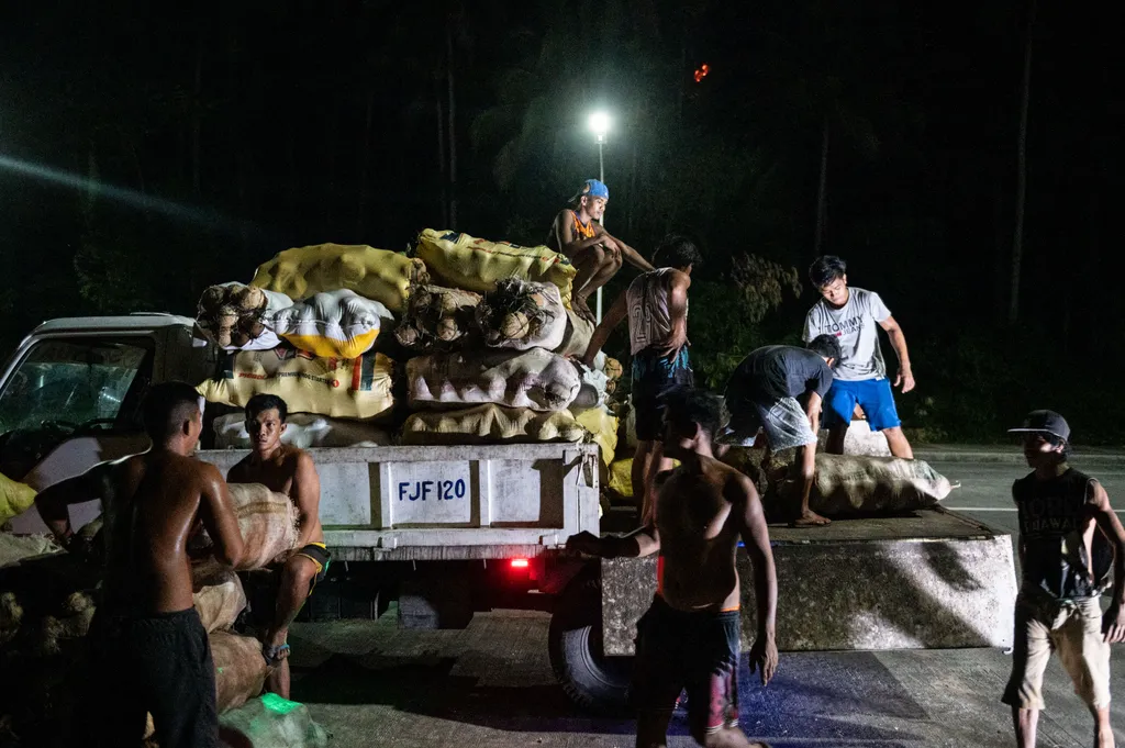 Fülöp-szigeteki Mayon vulkán Manila   Alert Level 3 Disaster Philippines Mayon Volcano Eruption NurPhoto Wheel Vehicle outdoor land vehicle clothing person people Horizontal TIRE SHORTS CAR TRANSPORT MAN 