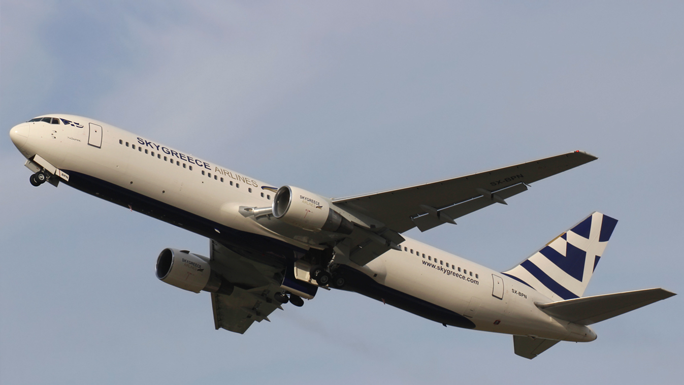 SkyGreece légitársaság gépe felszállás közben Budapestről Torontóba 