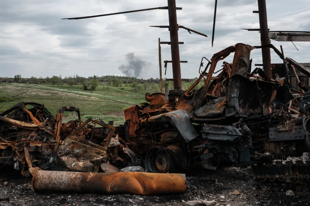 Ukrán válság 2022, orosz, ukrán, háború, Ukrajna, Pryvillya, kiégett autó, rom, füst 
