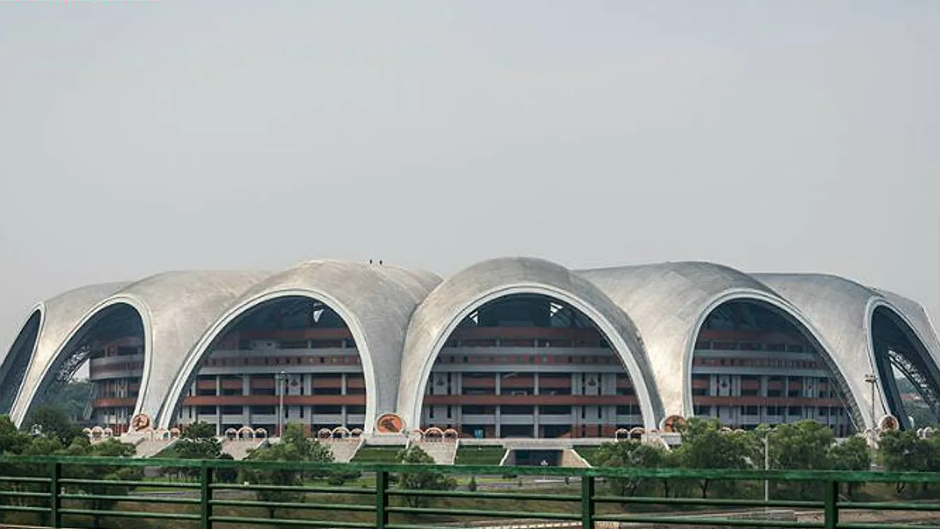 A világ legnagyobb futballstadionja, a phenjani Rungrado május 1. Stadion, amelyben 150 ezer néző fér be, Észak-Korea 