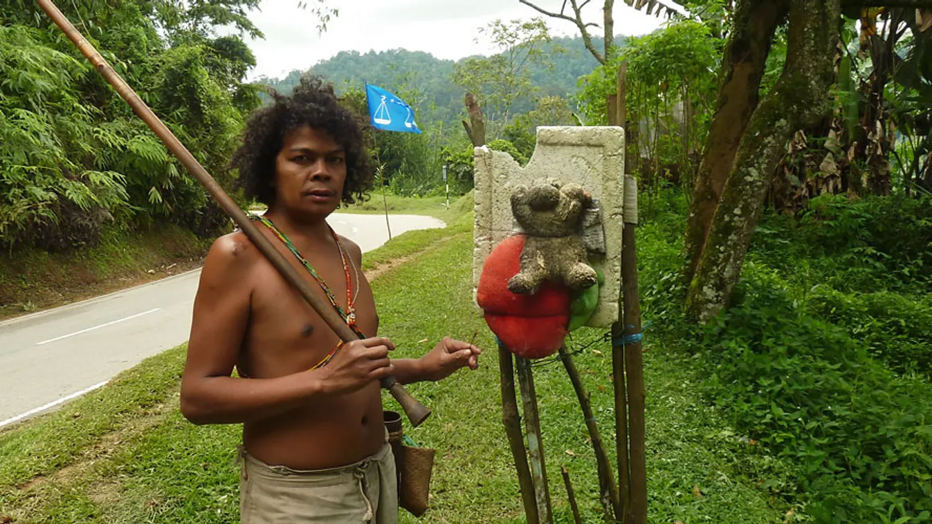 malajzia, cameron, Aboriginálunk büszkén mutatja, hogy 20 méterről is telibe találta a macit