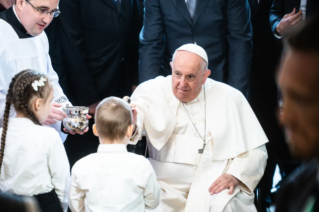 ÚJ NAGY KÉPEK Ferencpápa2023, Ferenc pápa, pápalátogatás, háromnapos apostoli látogatás, Ferenc pápa magyarországi látogatása, Magyarország, péntek, 2023, Árpád-házi Szent Erzsébet-templom, Rózsák tere, 