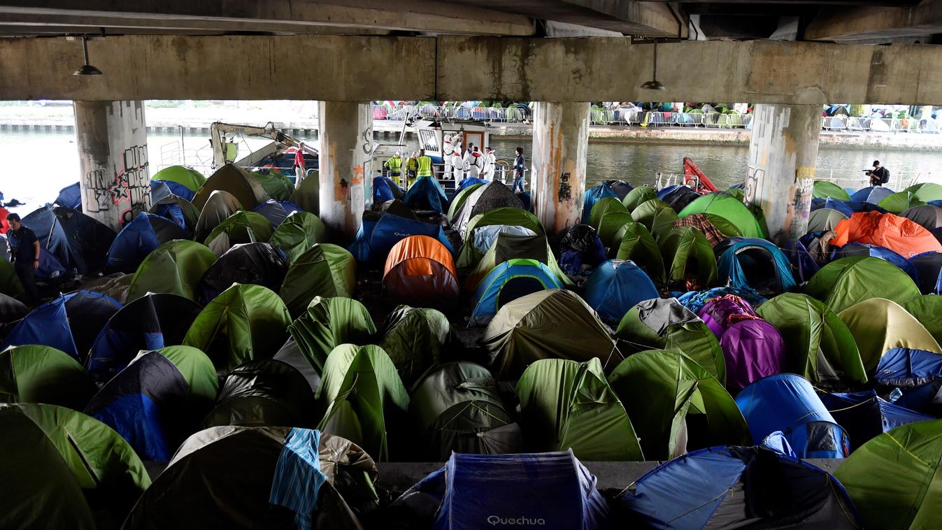 megkezdték a párizsi migráns sátortáborok felszámolását 