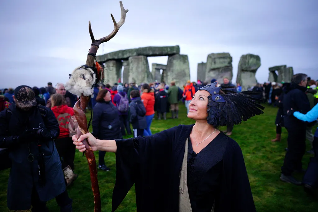 Téli napforduló Stonehenge-nél, Amesbury közelében 2022. december 22-én.
MTI/AP/PA/Ben Birchall 