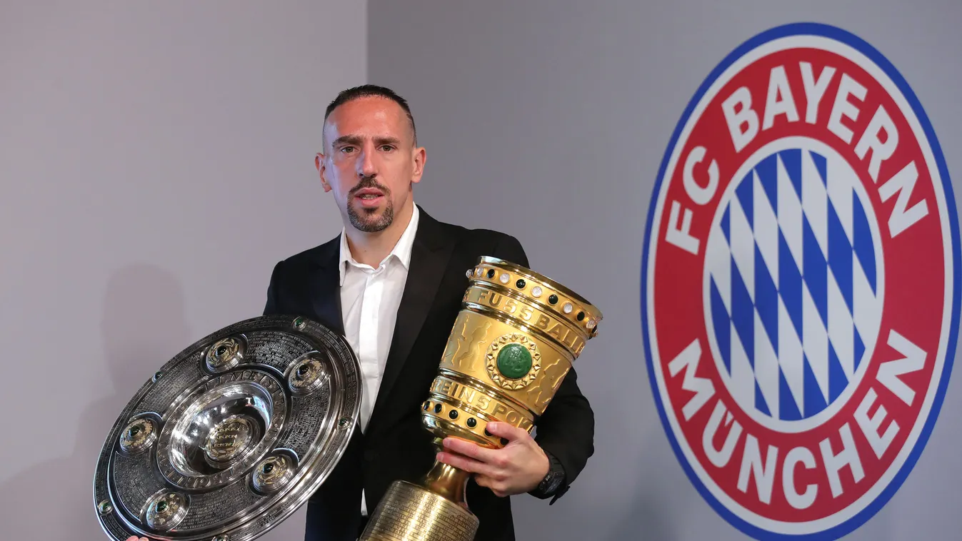 Arjen ROBBEN and Franck RIBERY bring championship trophy and DFB Pokal into the world of experience. First League Sport Sports 19 Professional Footballer Season 2018 Jersey 18 Database DFL Men Bundesliga Ball Sports Trophy - Award 1 .League league match B