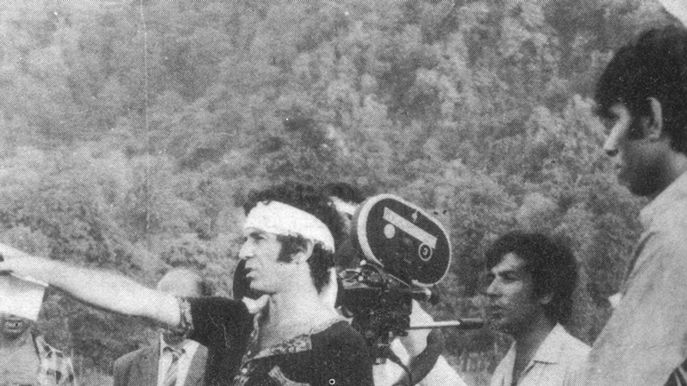 Dariush Mehrjui iráni filmrendező volt. Mehrjui az Iráni Művészeti Akadémia tagja volt 