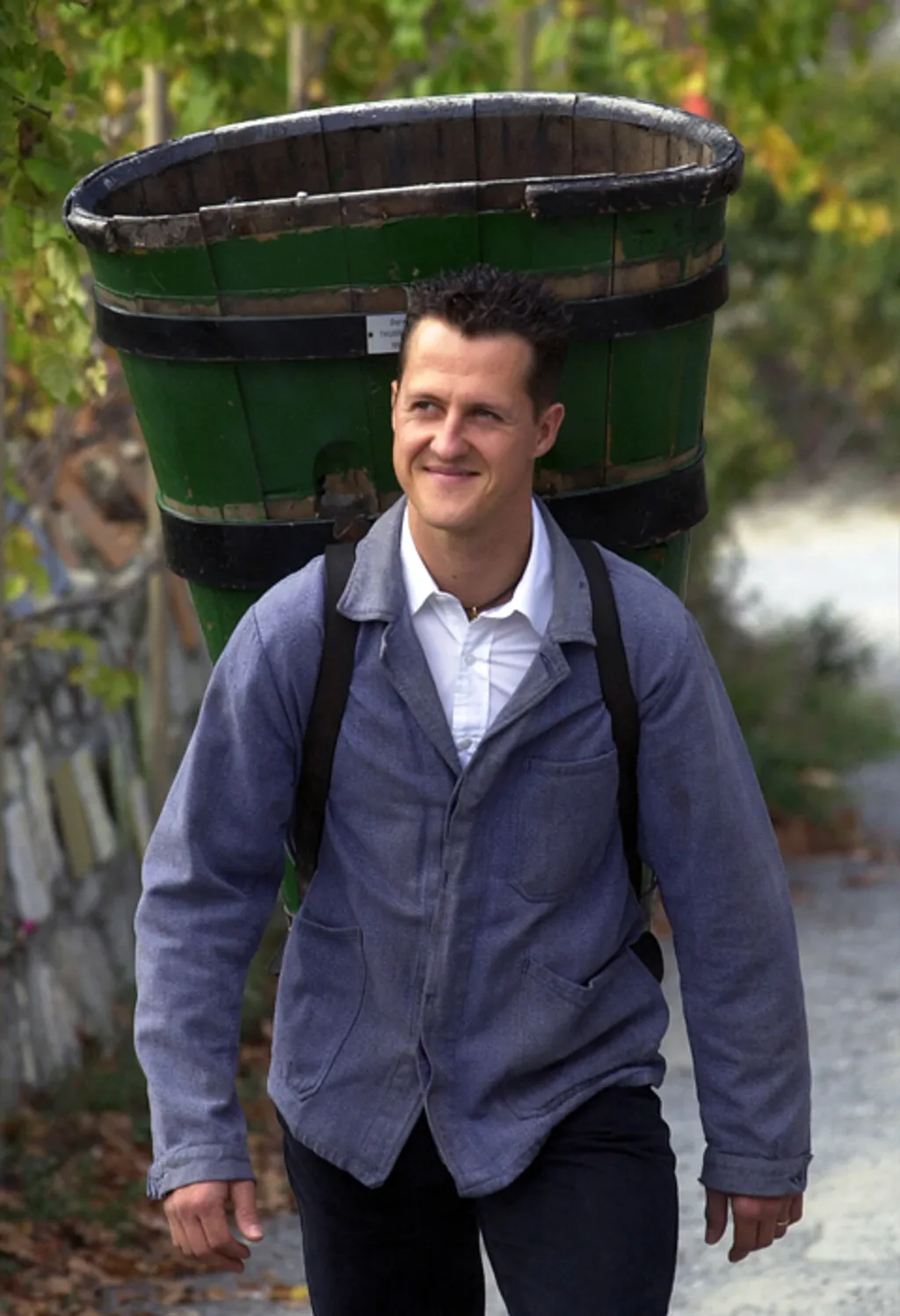 Egy 2001-es jótékonysági szüreten a Dalai láma birtokán a franciaországi Saillonban 