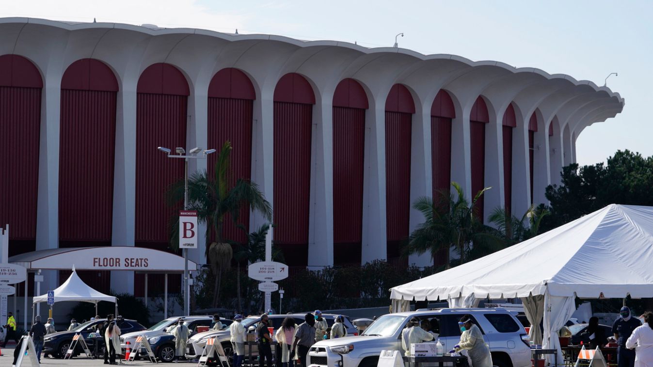 Inglewood, 2021. január 19.
Autósok várakoznak járműveikben egy oltóközpont előtt a kaliforniai Inglewoodban 2021. január 19-én., a koronavírus-járvány idején.
MTI/AP/Damian Dovarganes 