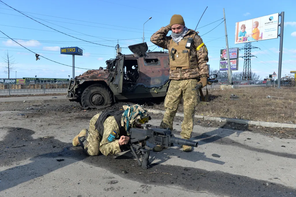 Ukrán válság 2022, ukrán, orosz, háború,ukrán katona, fegyver, Harkiv 