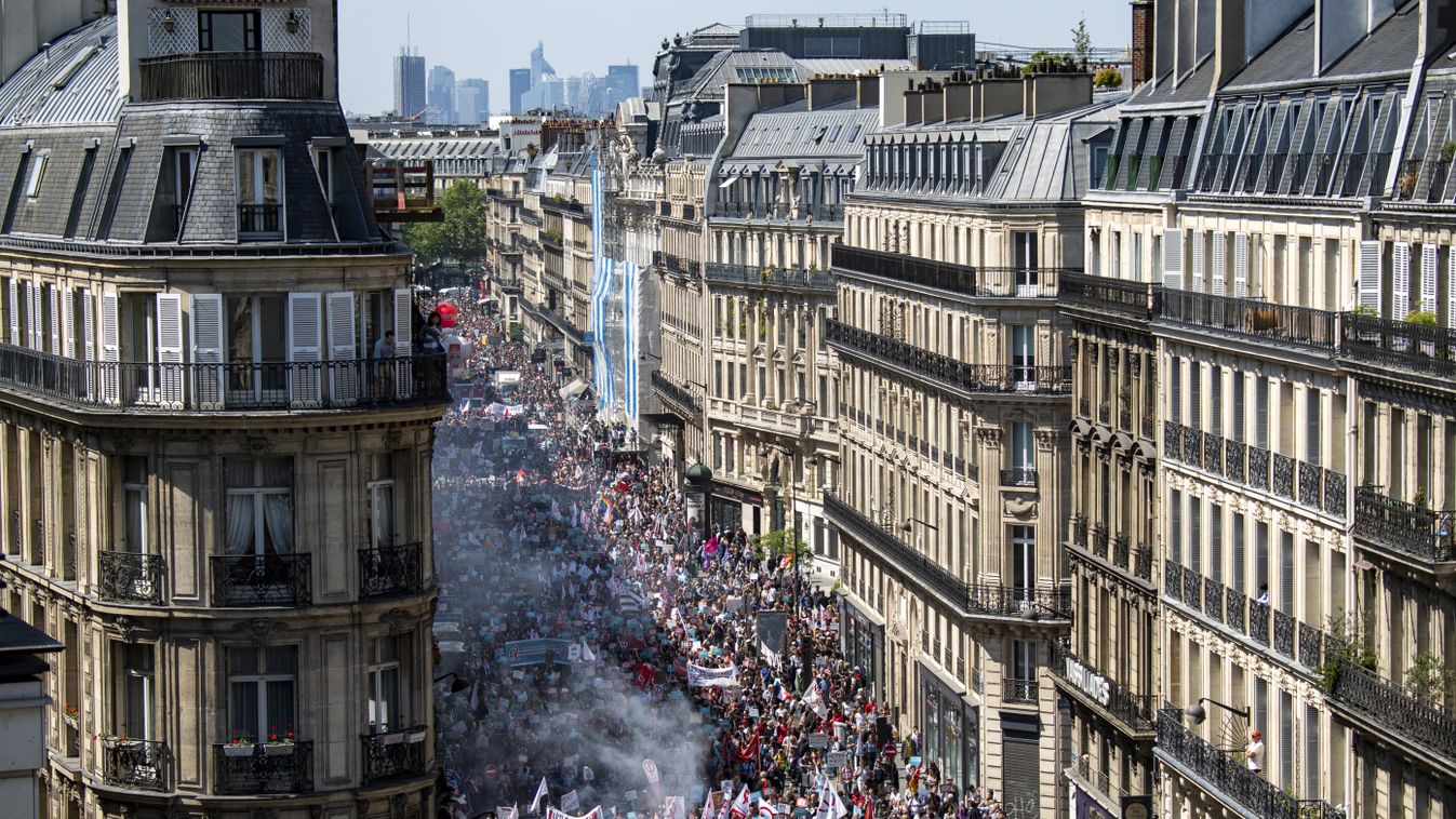 Tízezrek tüntettek Párizsban a francia elnök ellen 