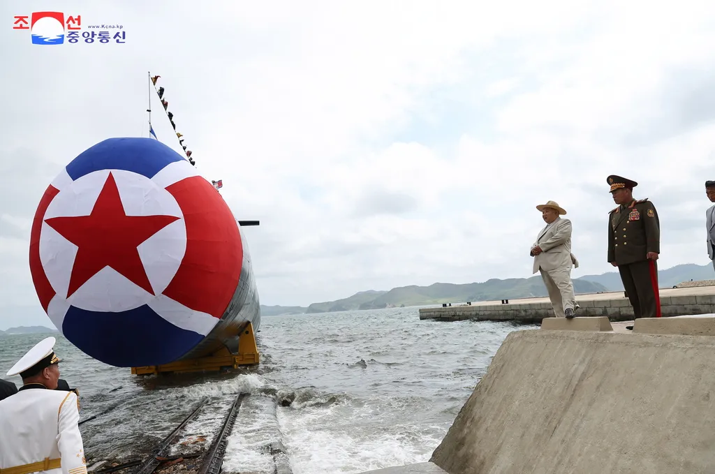 KIM Dzsong Un, Észak-Korea, 2023. 09. 8., nukleáris támadó tengeralattjáró vízre bocsátási ceremóniája 