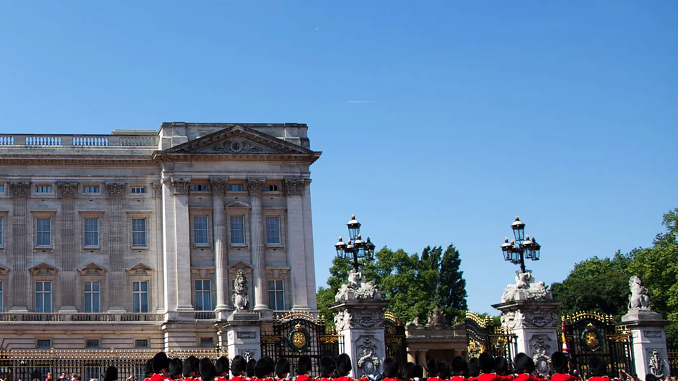 Szertartásos őrségváltás a londoni Buckingham Palotánál 2012 nyarán