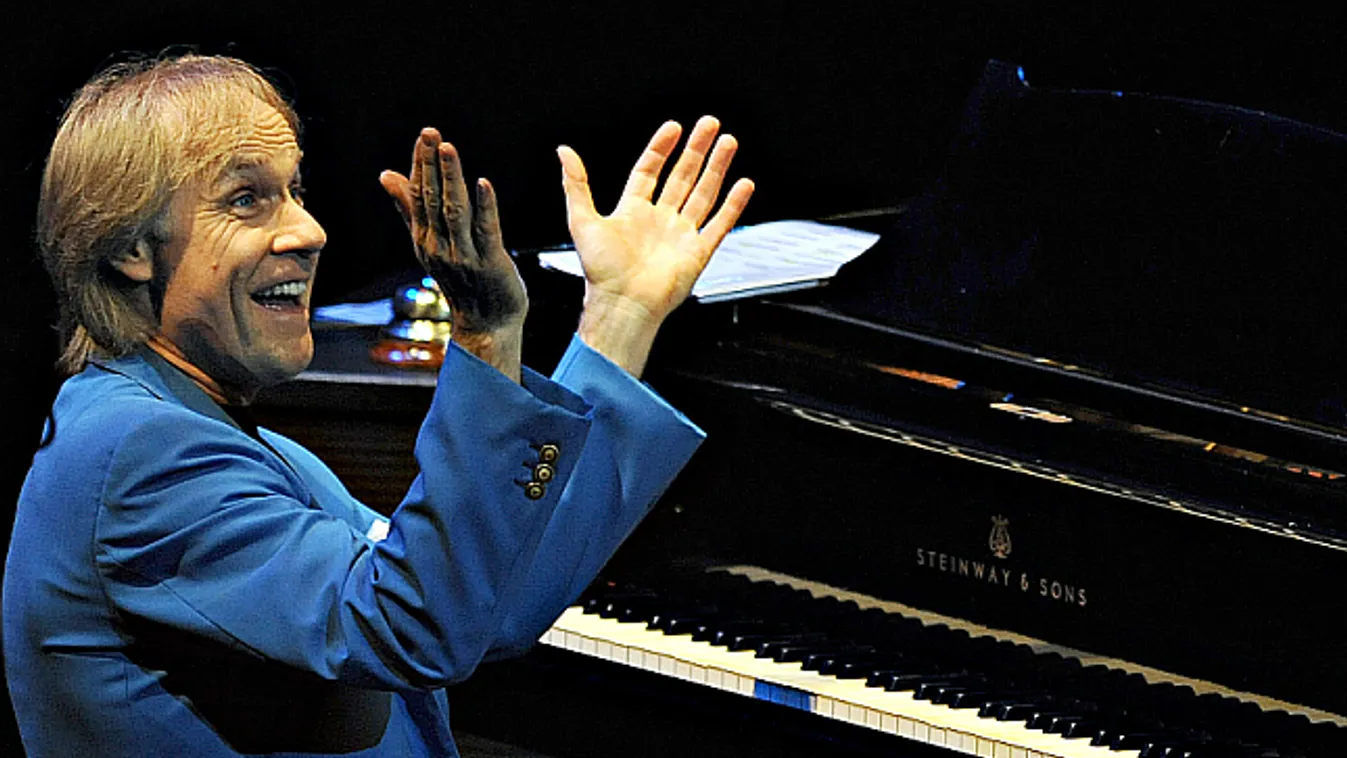 Richard Clayderman zongoraművész szórakoztatja közönségét