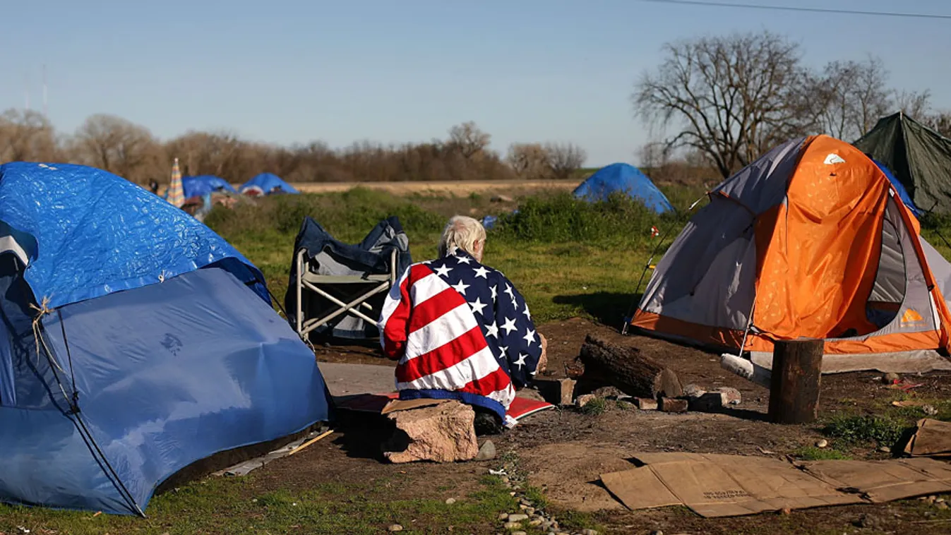 vége az amerikai álomnak, hajléktalan ül a sátra mellett a kaliforniai Scramentóban