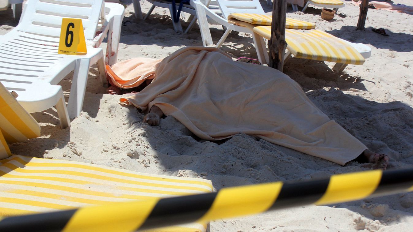Szúsza, 2015. június 26. Holttest egy tengerparti strandon 2015. június 26-án, miután ismeretlen fegyveresek üdülőkre támadtak a tunéziai Szúszában. A támadók legalább harminchét embert megöltek. (MTI/EPA) 