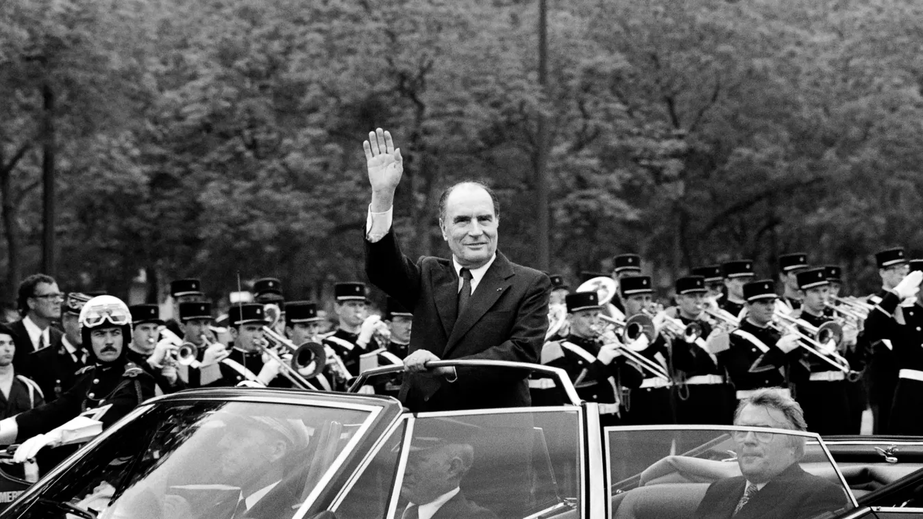 Horizontal BLACK AND WHITE PICTURE PRESIDENT PRESIDENT OF THE REPUBLIC POLICITCAL INAUGURATION GUARD OF HONOUR CAR WAVING MUSICIAN PRIME MINISTER 