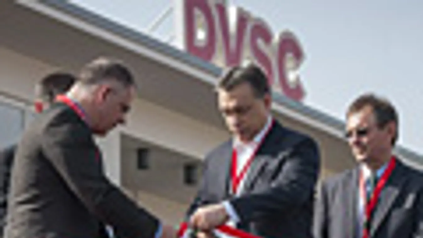 Orbán Viktor miniszterelnök (k) és Kósa Lajos, Debrecen fideszes polgármestere (b) a nemzetiszínű szalag átvágásával felavatják a Debreceni Labdarúgó Akadémia edzőközpontját 2013. április 27-én