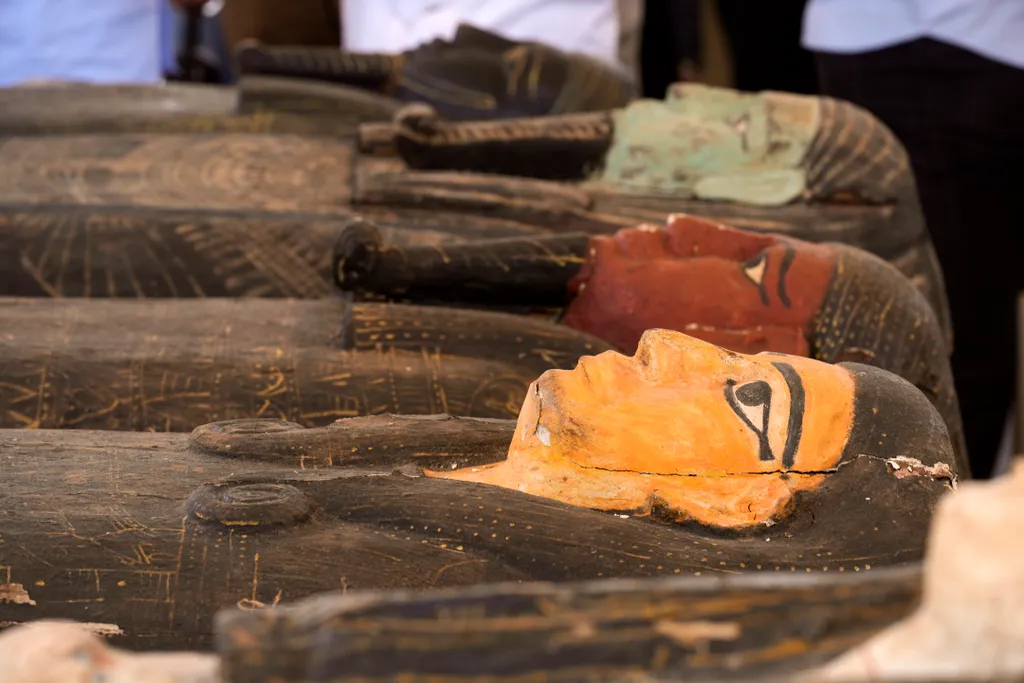 Régészeti leletek Egyiptomban 
 Szakkara,Mosztafa Vazíri, az egyiptomi Régészeti Tanács főtitkárának vezetésével a közelmúltban feltárt színes fakoporsókat a Dzsószer fáraó piramisánál felállított rögtönzött kiállítóhelyen 2022. május 
