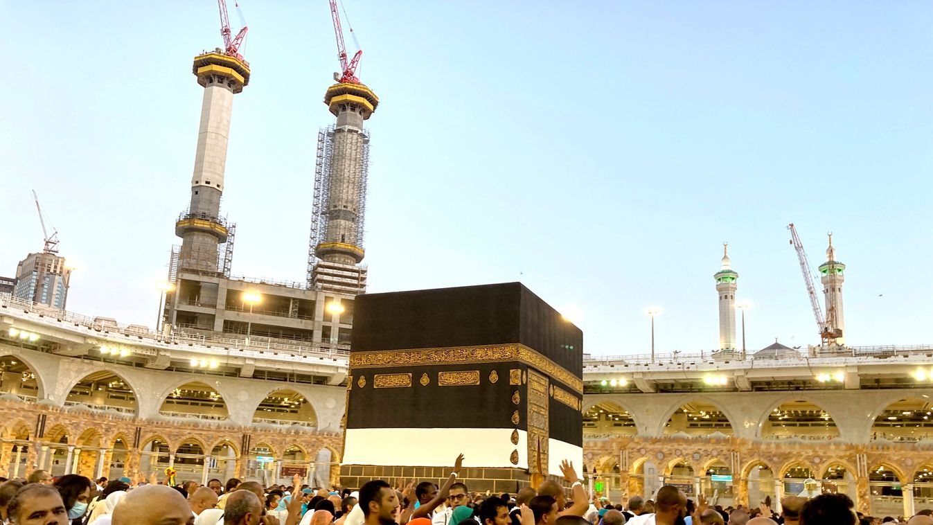 MOHAMED próféta Mekka, 2022. július 5.
Muzulmán zarándokok imádkoznak a Nagy Mecset közepén álló Kába-szentélyt körüljárva a szaúd-arábiai Mekkában 2022. július 5-én, két nappal az éves mekkai zarándoklat, a háddzs kezdete előtt. Az iszlám vallás minden m