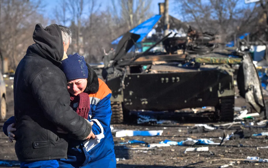 Ukrán válság 2022, orosz, ukrán, háború, Ukrajna, Donyeck, Vonovakta, rom, romok, tank, ember, lakos 