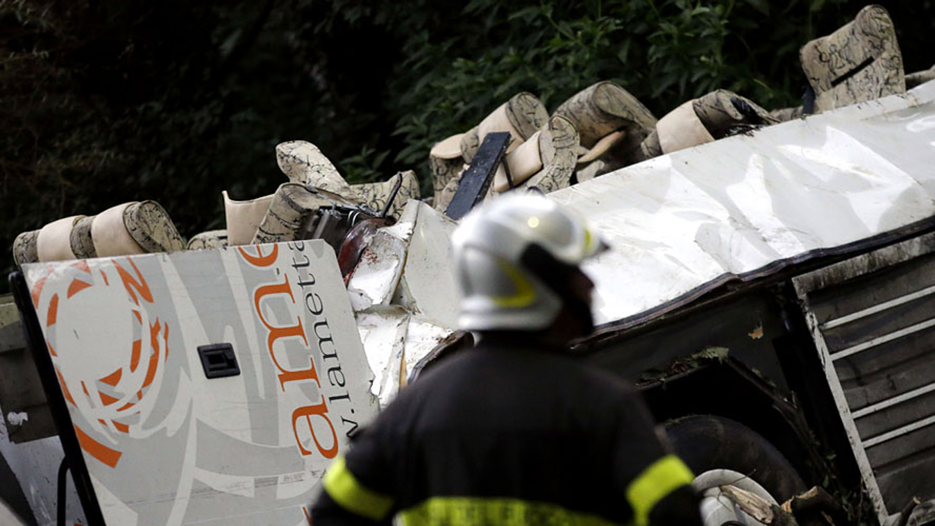 Az összeroncsolódott autóbusz a baleset helyszínén a dél-olaszországi Avellino város közelében. Az olasz turistákat szállító busz július 28-án este egy viadukton áthaladva lezuhant a 30 méteres mélységbe