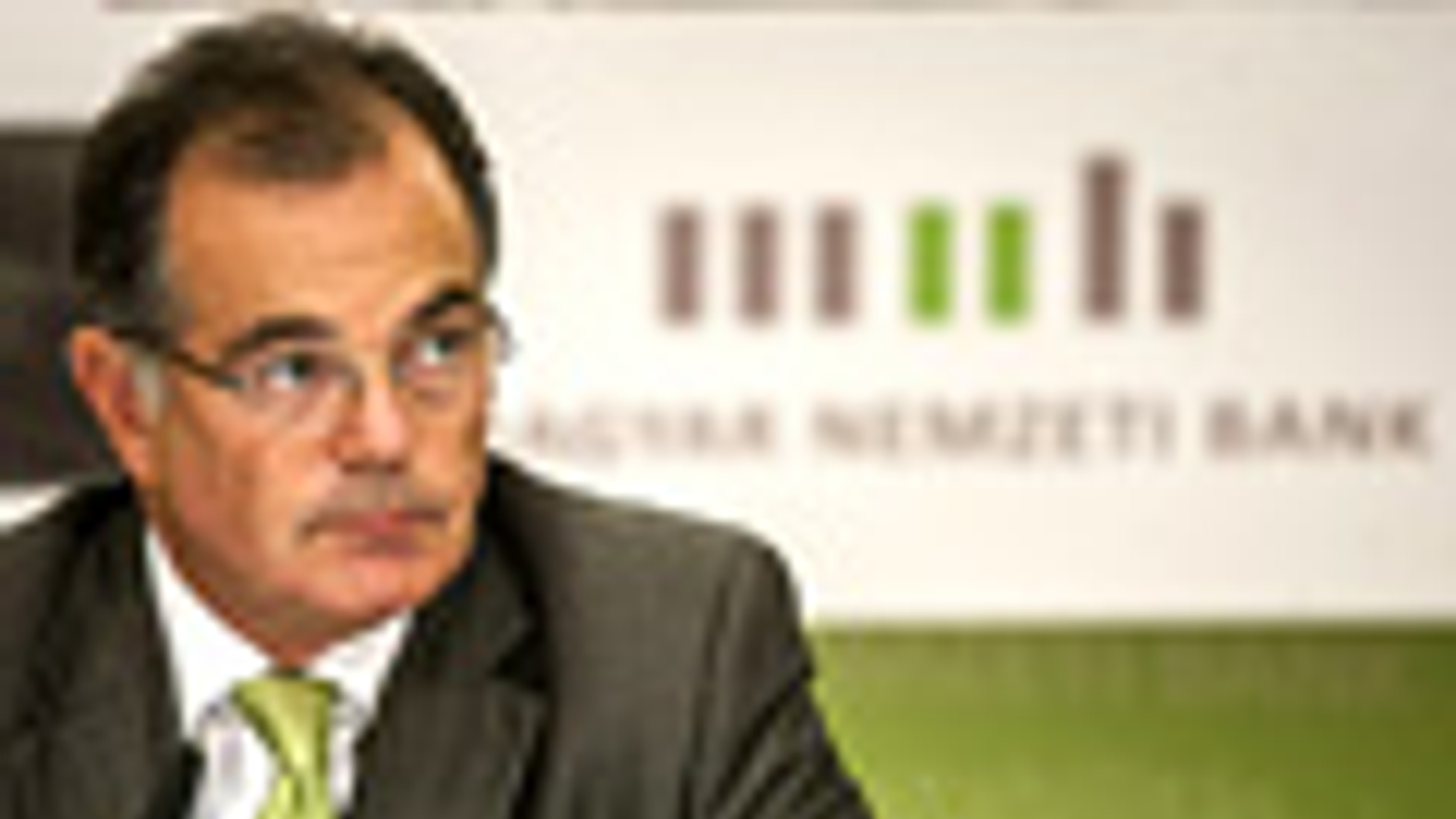 Simor András jegybankelnök sajtótájékoztatót tart a monetáris tanács kamatdöntő ülése után a Magyar Nemzeti Bank (MNB) székházában, alapkamat-csökkentés