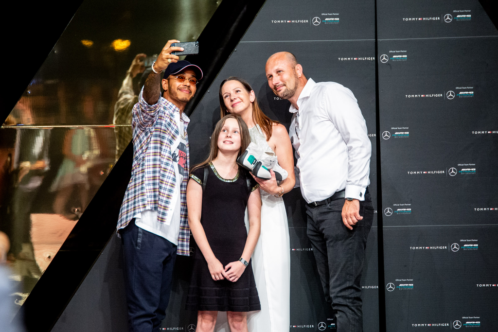 A Fashion Street 10. születésnapja, Lewis Hamilton a tombola nyerteseivel 