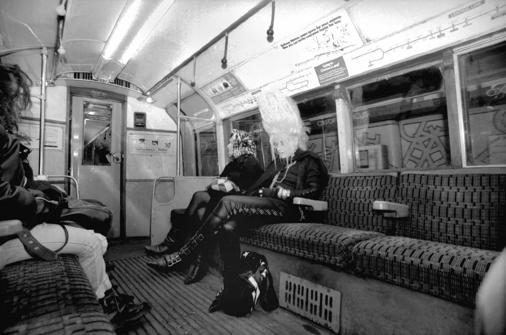 London Underground metró LONDRES - PUNK DANS LE METRO JEUNE FEMME ANGLAISE COMPARTIMENT UNDERGROUND METROPOLITAIN CHEMIN FER WAGON MODE TRANSPORT Horizontal PUNK METRO 