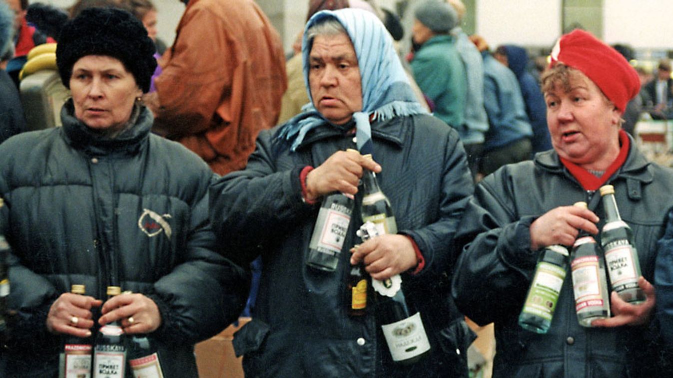 Alkohol, gyógyszer, betegség, mellékhatás. Utcai alkoholárusítás, Moszkva, 1992.