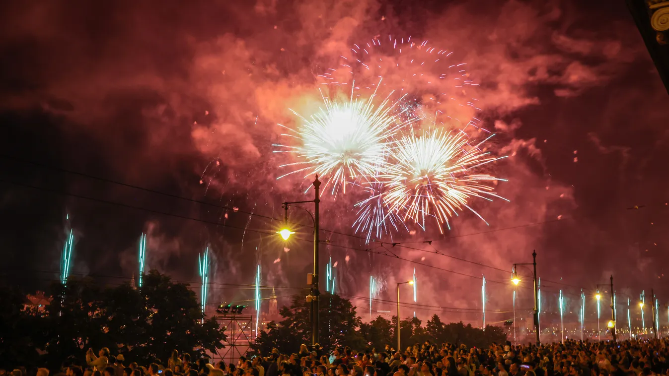 Kép leírása:Így látszott a tűzijáték a Duna felett Budapesten az államalapítás ünnepén, Szent István napján 2021. augusztus 20-án a Műegyetem felől 