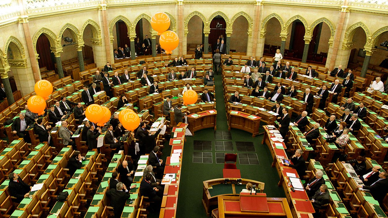 Az Együtt-PM parlamenti lufis akciója, Elszállt fideszes ígéretek címmel 