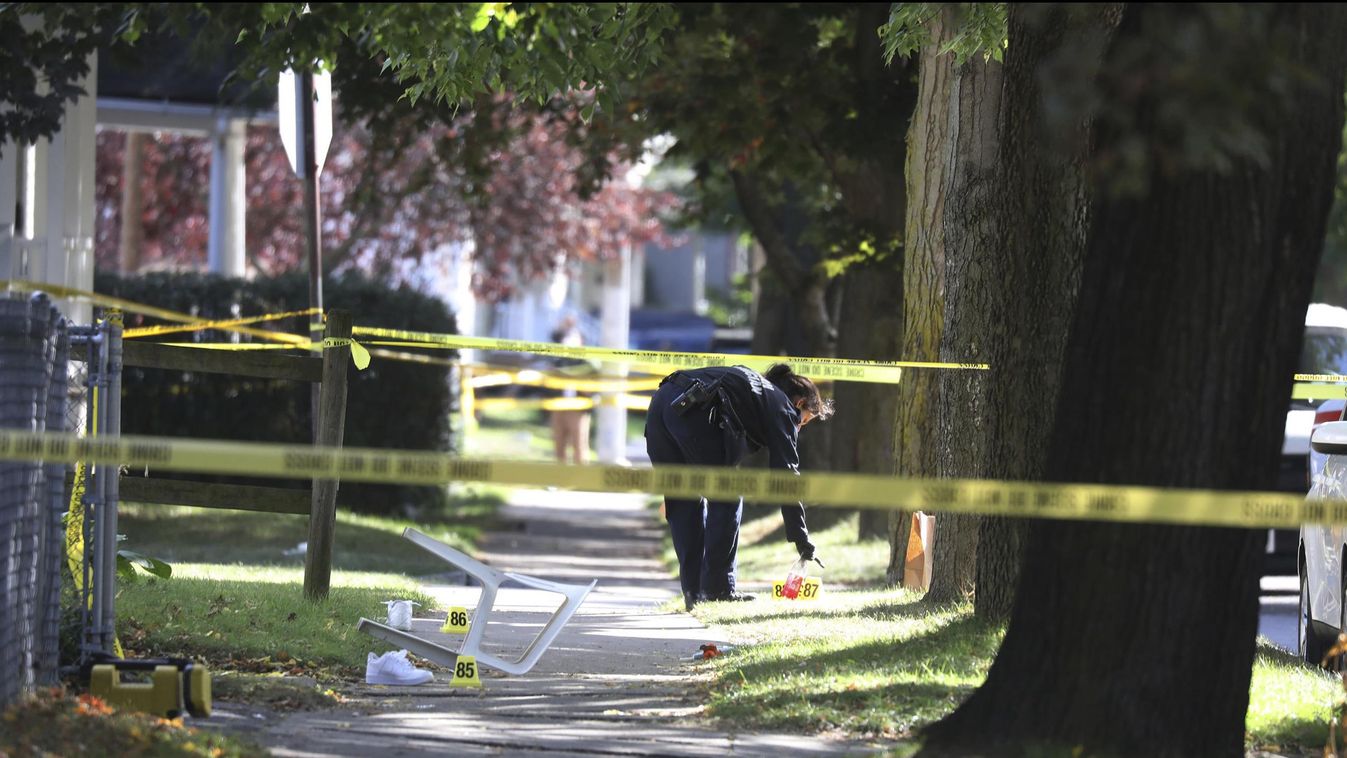 Rochester, 2020. szeptember 19.
Helyszínelő rendőr egy rochesteri ház előtt 2020. szeptember 19-én, miután hajnalban egy házibuli lövöldözéssel ért véget a New York állambeli városban. A rendőrség szerint két fiatal életét vesztette, tizennégyen megsebesü