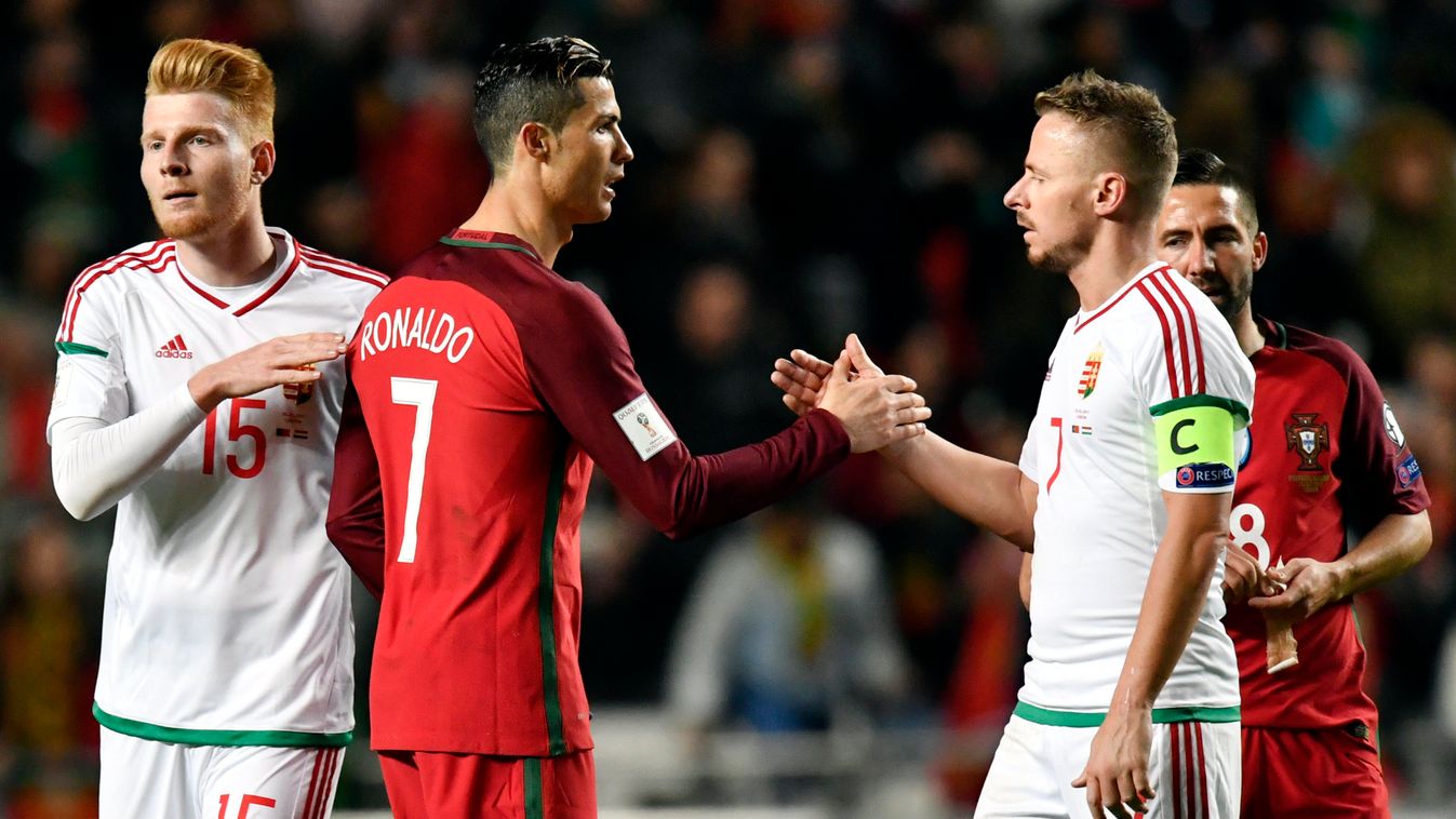 A portugál Cristiano Ronaldo (b2) és Dzsudzsák Balázs (j2) kezet fog, balra Kalmár Zsolt a Portugália - Magyarország labdarúgó világbajnoki selejtezőmérkőzés végén 