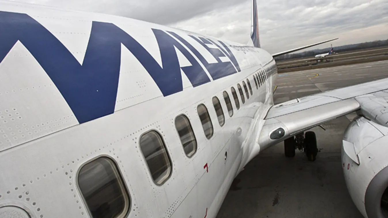 Malév utasszállító repülőgép a Liszt Ferenc reptéren, Boeing 737, leállt a Malév 
