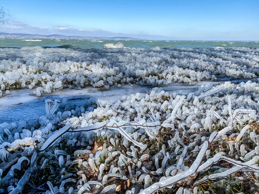 befagyott balaton, jeges balaton, időjárás, jég, tél 