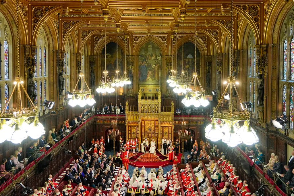 III. Károly brit uralkodó első parlamenti beszéd Nagy-Britannia, 
 
III. Károly brit uralkodó és felesége, Kamilla királyné (elöl, k) az 58. parlament negyedik ülésszakának megnyitóján a felsőház londoni üléstermében 2023. november 7-én. A trónbeszéd - am