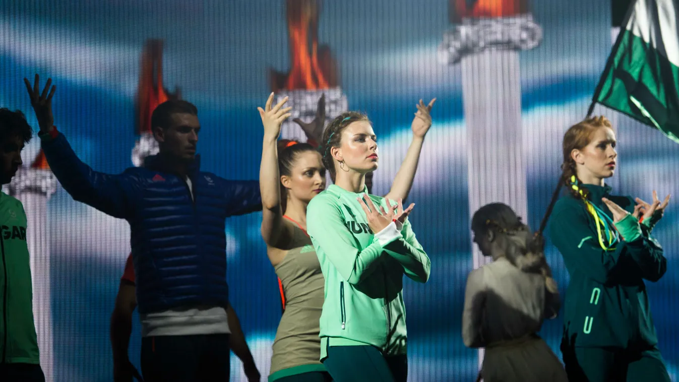 Táncosok mutatják be a 2016-os riói nyári olimpián részt vevő magyar csapat adidas sportruházatát Budapesten, a Várkert Bazárban 2015. augusztus 5-én.
MTI Fotó: Illyés Tibor 