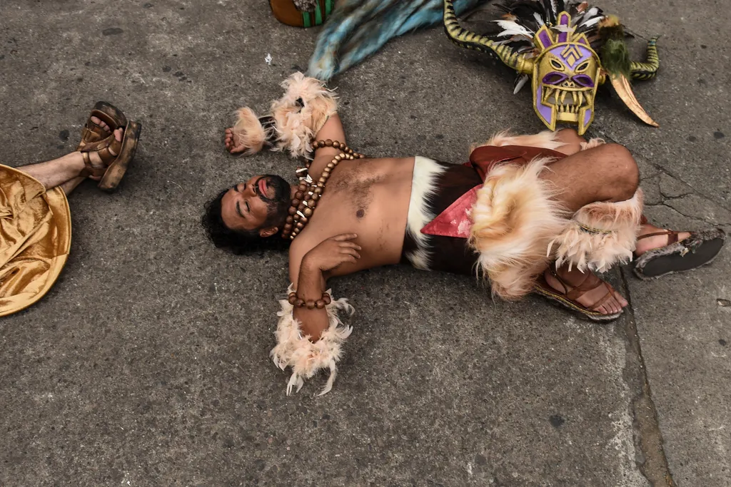 Horizontal tradition TOPSHOTS CARNIVAL PARADE LYING DOWN CARNIVAL MASK 