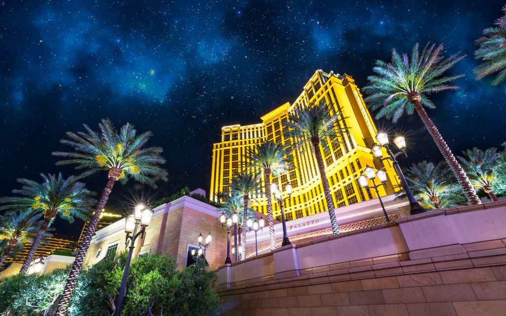 Las Vegas története   Palazzo hotel at night, The Strip, Las Vegas Boulevard, Las Vegas, Nevada, United States of America, North America photography colour colour image color imag 