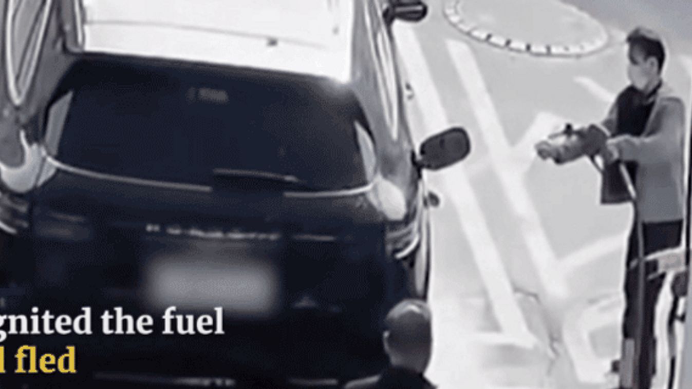 Férfi felgyújtott egy Porsche-t a benzinkúton Kínában, GIF 