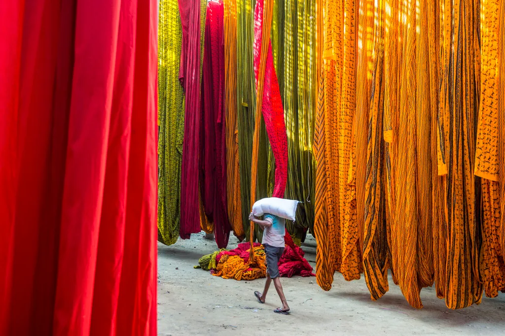 pamutszüret, pamut, cotton, cotton harvest, pamutszüret galéria, kettő   person craft industry Day drying factory India industrial building Jaipur Labor manufacture masculine material Outdoors People Rajasthan Southern Asia Western India Horizontal 