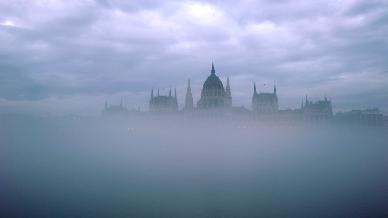 IDŐJÁRÁS párás Országház ködös IDŐJÁRÁS párás Országház ködös Budapest, 2009. december 26.
Ködbe burkolózik az Országház épülete, miután az évszakhoz képest szokatlanul meleg időjárás miatt párafelhő alakult ki a Duna felett december 25-én késő délután. A