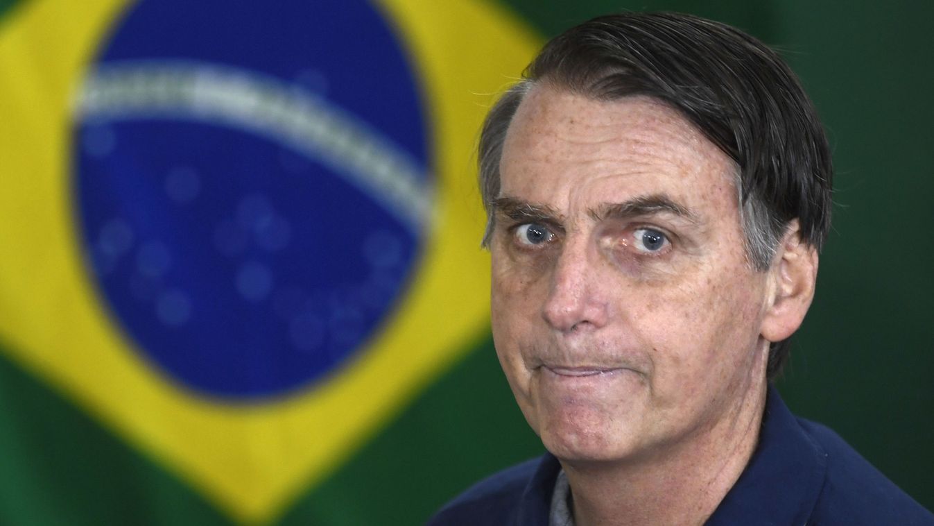 vote Horizontal ELECTION GENERALE Brazil's right-wing presidential candidate for the Social Liberal Party (PSL) Jair Bolsonaro walks in front of the Brazilian flag as he prepares to cast his vote during the general elections, in Rio de Janeiro, Brazil, on