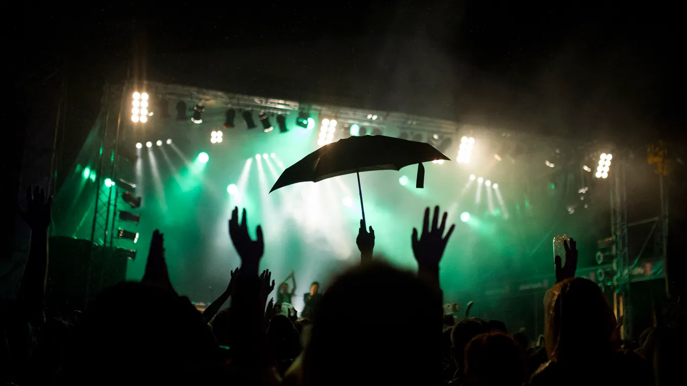 Volt fesztivál 2014, fesztiválozó, Sopron, koncert, tömeg esernyős 