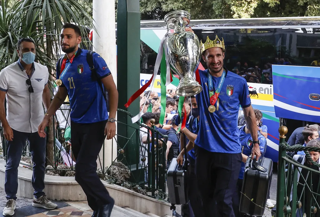 Italian team arriving in Rome European Cup,Italian team,Italy,Parco dei Principi,Rome Horizontal 