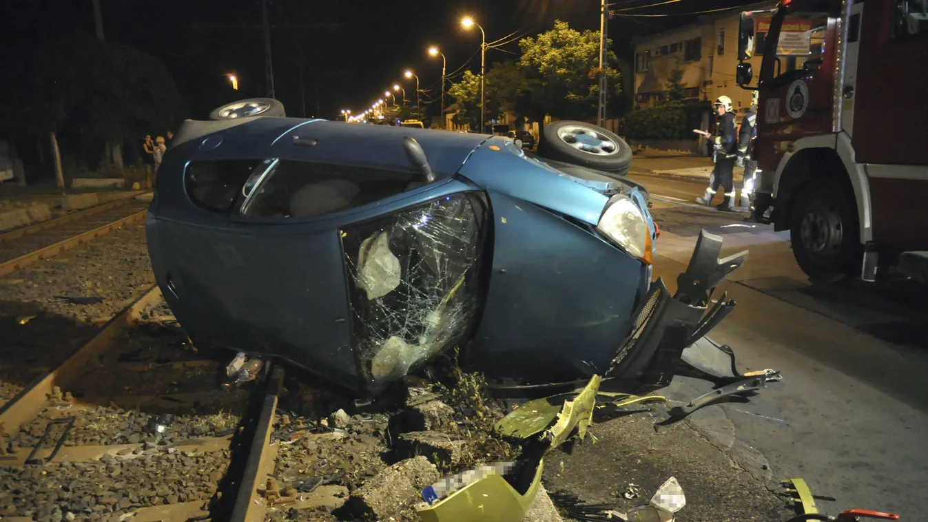 Budapest, 2015. július 13.
Oldalára dőlt, összeroncsolódott személyautó a villamossíneken Budapest XVIII. kerületében, az Üllői úton 2015. július 12-én este. A jármű egy másik autóval ütközött, sofőrje beszorult a roncsba, súlyos sérüléseket szenvedett. Ő