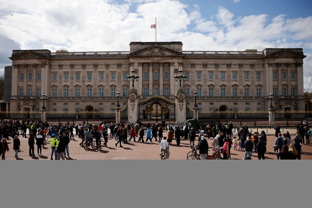 Rengetegen gyászolják Fülöp herceget a Buckingham-palotánál, galéria, 2021.04.09. 