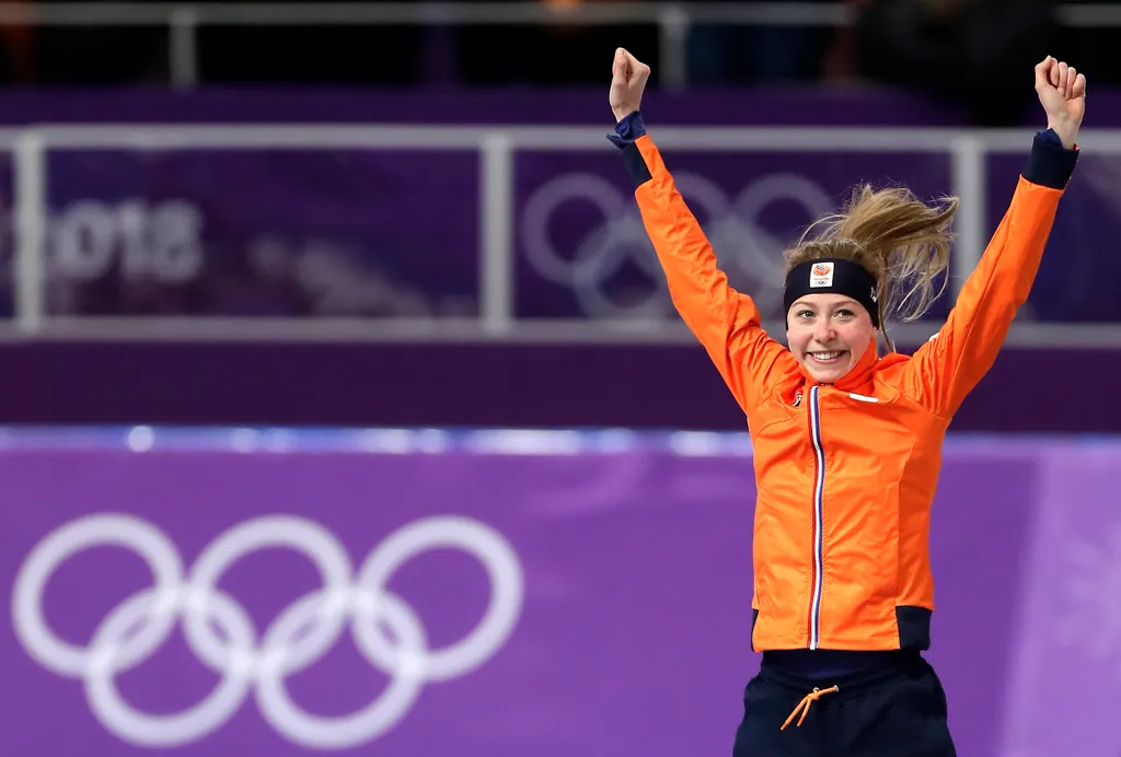 A holland Esmee Visser ünnepel, miután megnyerte a női 5000 méteres gyorskorcsolyaversenyt 