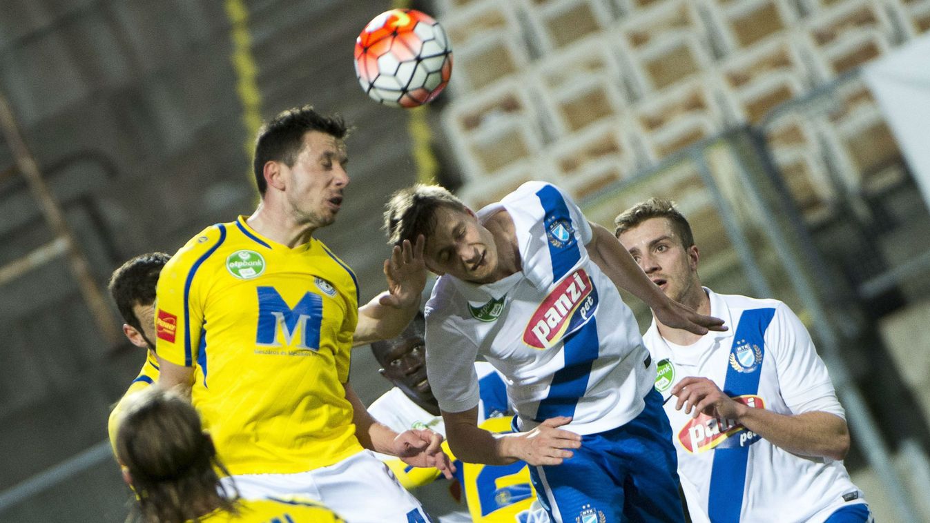 A felcsúti Branko Pauljevic és az MTK-s Hajdú Ádám (középen, b-j) a labdarúgó OTP Bank Liga 31. fordulójában játszott MTK Budapest - Puskás Akadémia mérkőzésen Dunaújvárosban 2016. április 20-án. MTK-Puskás Akadémia 0-1. 