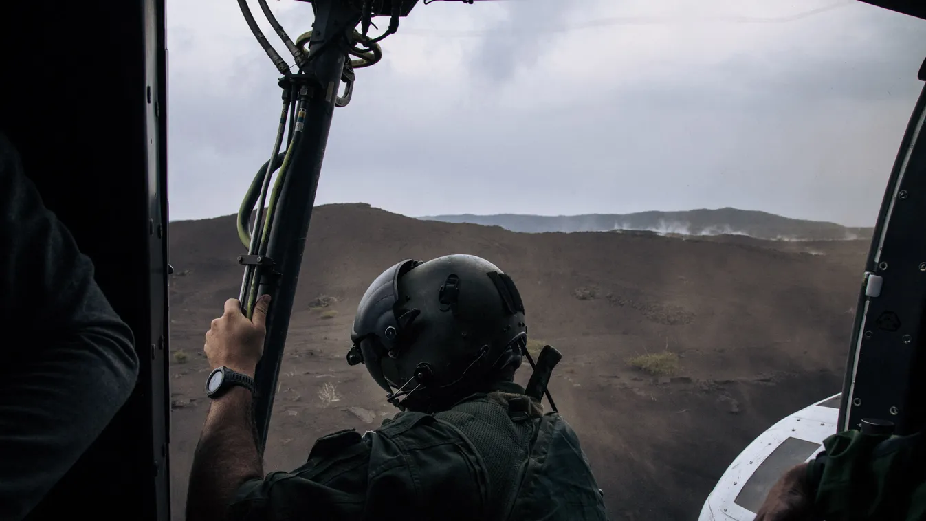 vulkán szakértők helikoptert szállítanak a Kongói Demokratikus Köztársaság kráterébe volcano Horizontal 